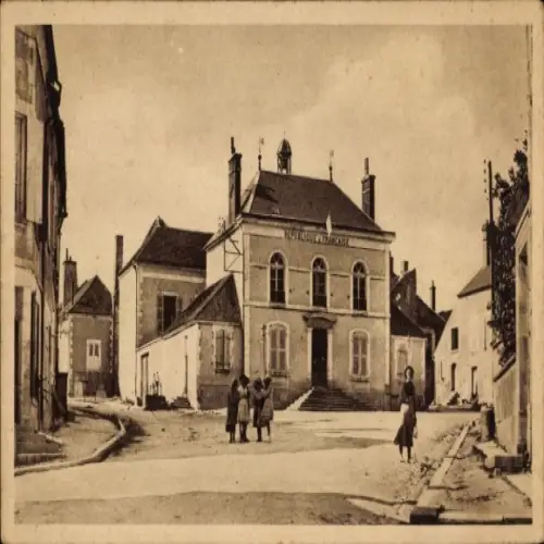 Ak Cravant Loiret, Städtisches Gebäude, Mairie, Straßenansicht, Menschen auf der Straße,  