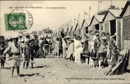 Ak Les Sables d'Olonne Vendée, Au moment du Bain, Kabinen, Strand, Kinder