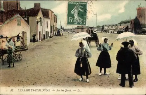 Ak Les Sables d'Olonne Vendée, Sur les Quais, Damen mit Sonnenschirmen