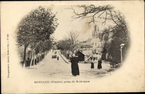 Ak Montaigu Vendee, Schmale Straße, Menschen in r Kleidung, Kirche im Hintergrund, Bäume