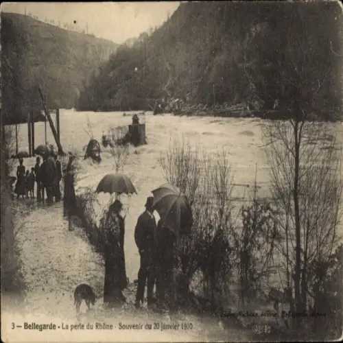 Ak Bellegarde Loiret, Flusslandschaft, zwei Personen mit Regenschirmen, Hund, 20. Januar 1910