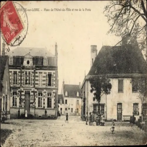 CPA Pierrefitte-sur-Loire Allier, Place de l'Hôtel-de-Ville, rue de la Poste