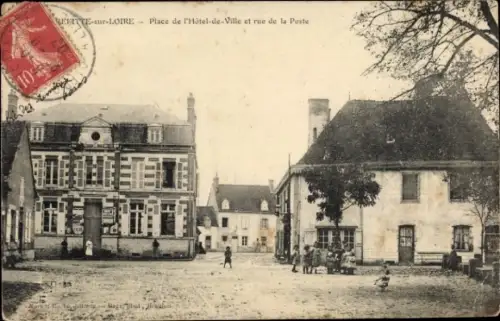 CPA Pierrefitte-sur-Loire Allier, Place de l'Hôtel-de-Ville, rue de la Poste