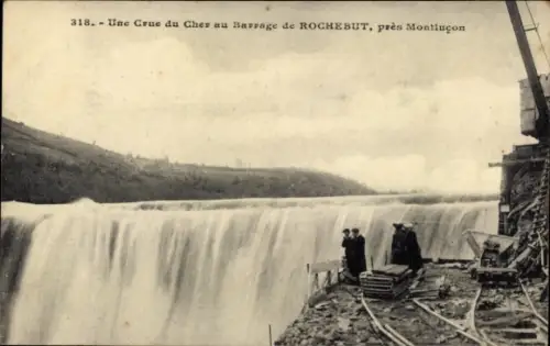 Ak Montluçon Allier, Blick auf einen Wasserfall, Menschen auf der Kante, Steine, Holz