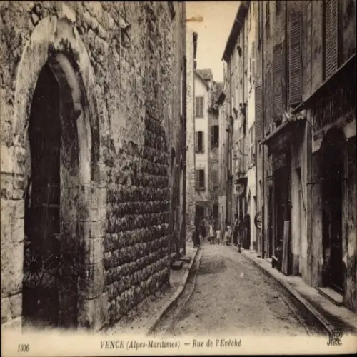 Ak Vence Alpes Maritimes, Altstadtstraße, enge Gassen, Steinmauern, Gebäude, Menschen