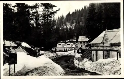 Ak Sospel Alpes Maritimes, Schneebedeckte Landschaft, Gebäude, Nadelbäume, verschneiter Weg