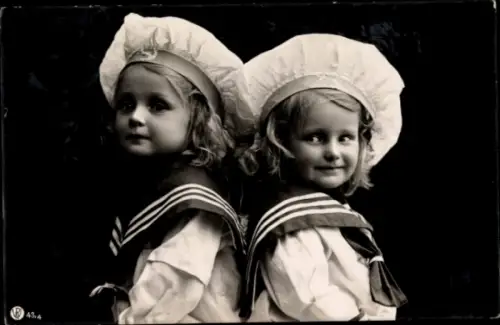 Ak Kinder in Matrosenanzügen, Portrait, Schulter an Schulter