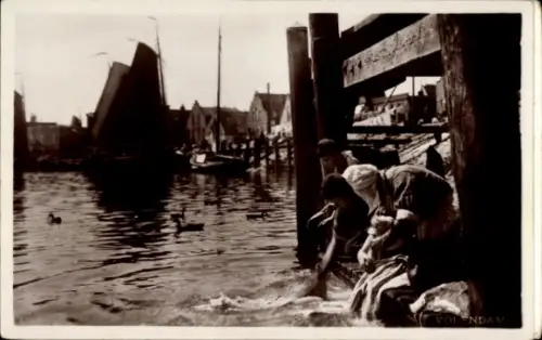 Ak Niederländische Frauen waschen Wäsche im Kanal