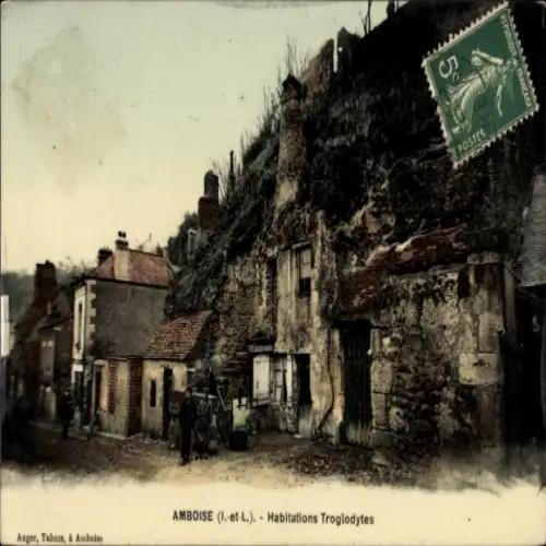 Ak Amboise Indre et Loire, Troglodytenwohnungen, alte Häuser, Steilhang, zwei Personen auf der St