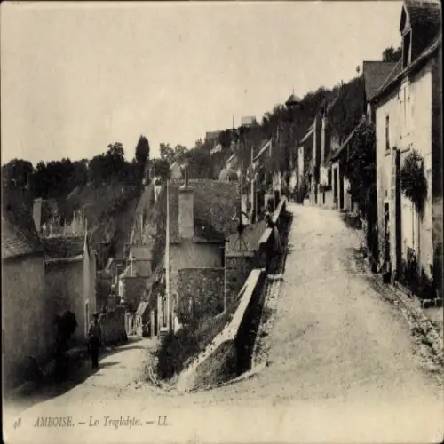 Ak Amboise Indre et Loire, Straße mit Häusern, Troglodyten, Lichtenberg, alten Gebäuden
