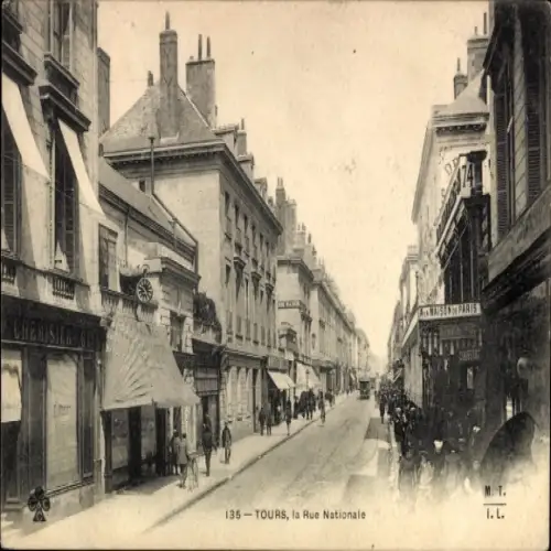 Ak Tours Indre et Loire, Straße mit Läden,  Architektur, Menschen auf der Straße