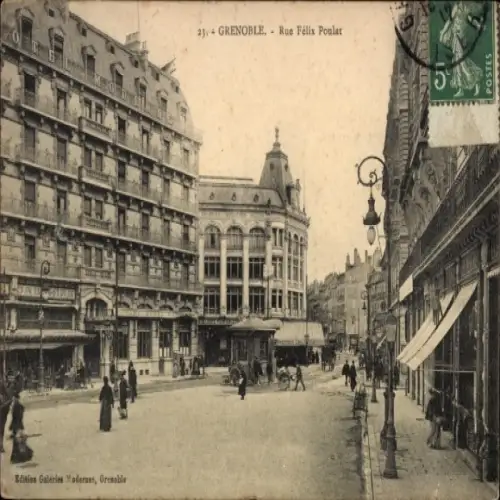 Ak Grenoble Isère, Rue Félix Poulat, Stadtansicht, alte Gebäude, Fußgänger