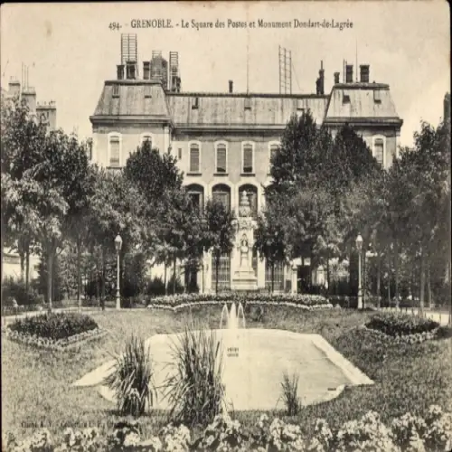 Ak Grenoble Isère, Square des Postes, Monument Dondart-de-Lagrée, Brunnen, Park