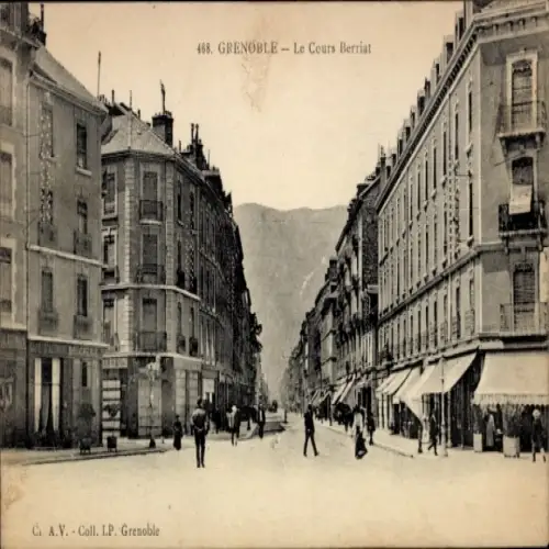 Ak Grenoble Isère, Straße Le Cours Berriat, Gebäude, Menschen, Berge im Hintergrund