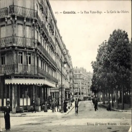 Ak Grenoble Isère, Platz Victor-Hugo, Cercle des Officiers, Gebäude, Bäume, Straßenansicht