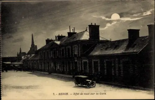 Ak Redon Ille et Vilaine, Nachtaufnahme des Bahnhofs, Mondschein, alte Gebäude, Auto