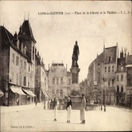 CPA Lons-le-Saunier Jura, Place de la Liberté et le Théâtre