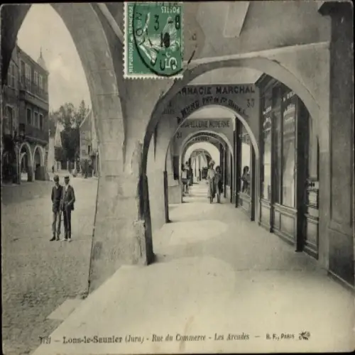 CPA Lons-le-Saunier Jura, Rue du Commerce, Les Arcades