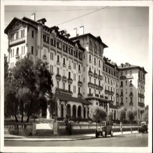 Ak Hendaye Pyrénées-Atlantiques, Hôtel Eskualduna, Architektur, Bäume, Auto, Schwarz-Weiß-Foto