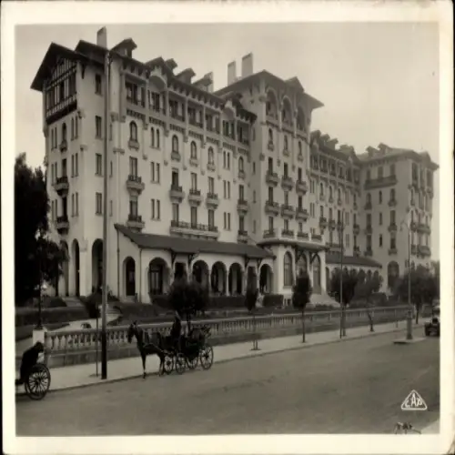 Ak Hendaye Pyrénées-Atlantiques, Grand Hôtel Escualdana, eleganter Bau, Straßenansicht, Pferdekut