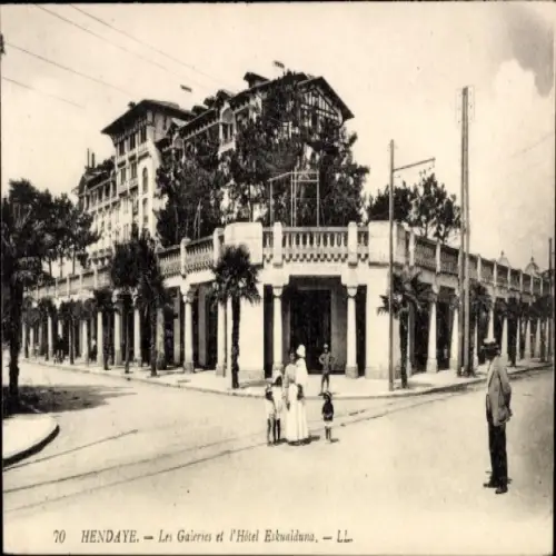 Ak Hendaye Pyrénées-Atlantiques, Hotel Eskualduna, Galerien, Straße, Palme, Menschen