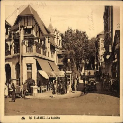 Ak Biarritz Pyrénées Atlantiques, Vorderansicht eines Gebäudes, Straßenszenen, viele Menschen