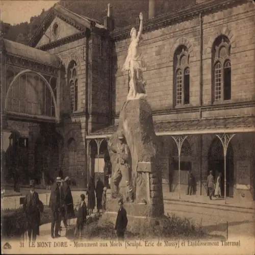Ak Le Mont Dore Puy de Dôme, Monument aux Morts, Statue, Menschenmenge, Thermalgebäude