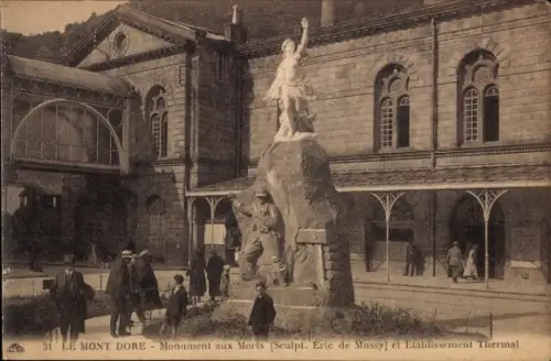 Ak Le Mont Dore Puy de Dôme, Monument aux Morts, Statue, Menschenmenge, Thermalgebäude