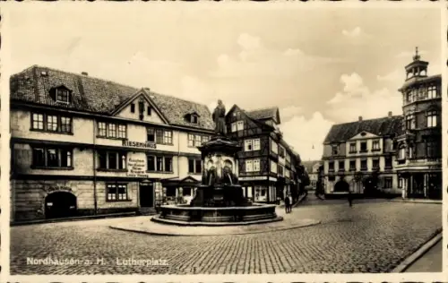 Ak Nordhausen am Harz, Lutherplatz, Riesenhaus, Brunnen,  Architektur, Nordhausen