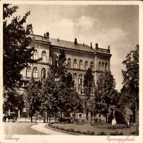 Ak Flensburg in Schleswig Holstein, Regierungsgebäude, Bäume, parkähnliche Anlage,  Architektur