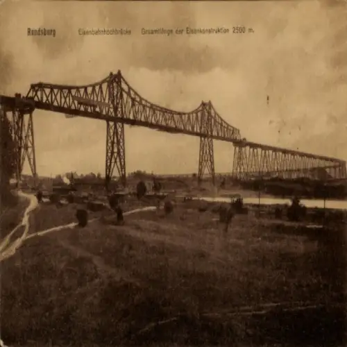 Ak Rendsburg in Schleswig Holstein, Elsenbahnhochbrücke, Eisenkonstruktion 2500 m