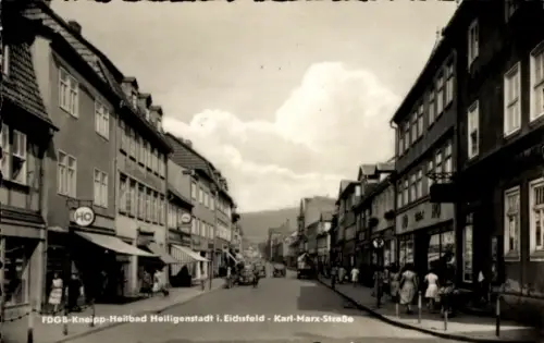 Ak Heilbad Heiligenstadt Eichsfeld Thüringen, Straße mit Gebäuden, HO Schild, Himmel mit Wolken