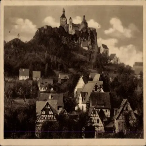Ak Hohenstein Ernstthal in Sachsen, Burg auf dem Hügel, alte Fachwerkhäuser, ländliche Landschaft