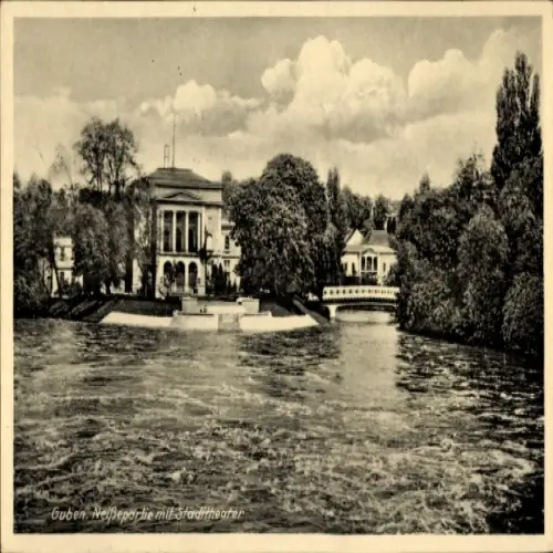 Ak Guben in der Niederlausitz,  Neiße mit Stadttheater, Wasser, Bäume, Architektur