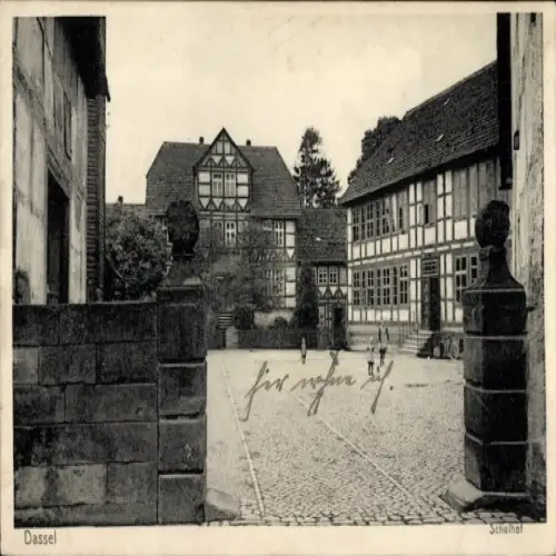 Ak Dassel am Solling, Vierteiliger Schulhof,  Gebäude, ähnliche Architektur, wenig Personen