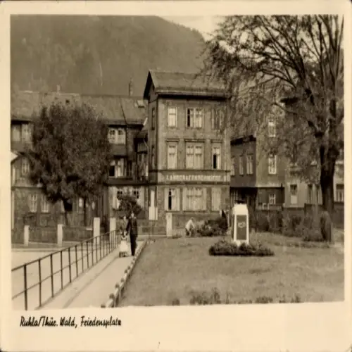 Ak Ruhla in Thüringen, Ruhla/Thue. Wald, Friedensplate, s Gebäude, Landschaft, Menschen