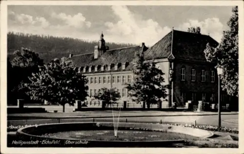 Ak Heilbad Heiligenstadt Eichsfeld Thüringen, Oberschule,  Architektur, Springbrunnen, Grünanlage