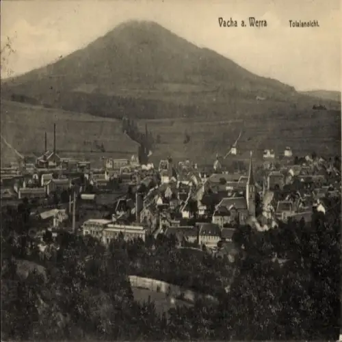 Ak Vacha in der Rhön Thüringen,  Totalansicht, Berg im Hintergrund,  Gebäude