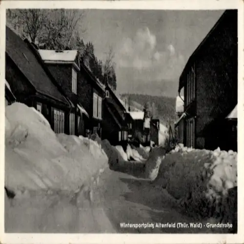 Ak  Altenfeld Winterberg, Schneebedeckte Straße, traditionelle Häuser, Wintersportplatz Altenfeld