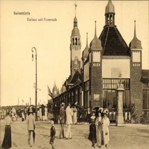 Ak Świnoujście Swinemünde Pommern, Kurhaus, Promenade,  Straßenansicht, Spaziergänger