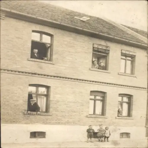 Foto Ak Kleinwirschleben Baalberge Bernburg an der Saale Salzlandkreis, Wohnhaus, Anwohner