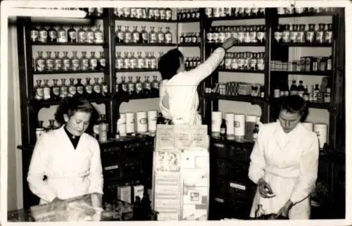 Foto Ak Triebes in Thüringen, Apotheke, Innenansicht