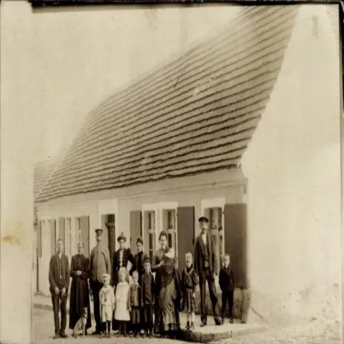 Foto Ak Gerbstedt im Harzvorland, Gruppenbild vor einem Wohnhaus