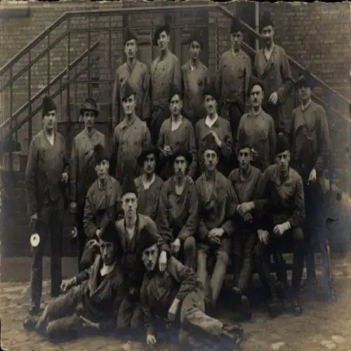 Foto Ak Bernburg an der Saale, Bergleute des Salzbergwerkes, Gruppenbild, 1920