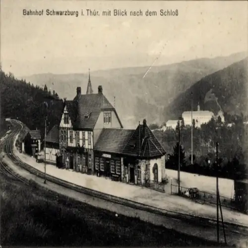 Ak Schwarzburg in Thüringen, Bahnhof Gleisseite, Blick zum Schloss