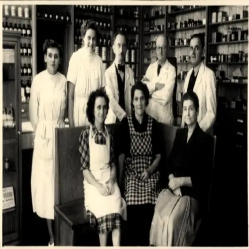 Foto Apolda in Thüringen, Apotheke, Apotheker, Gruppenfoto