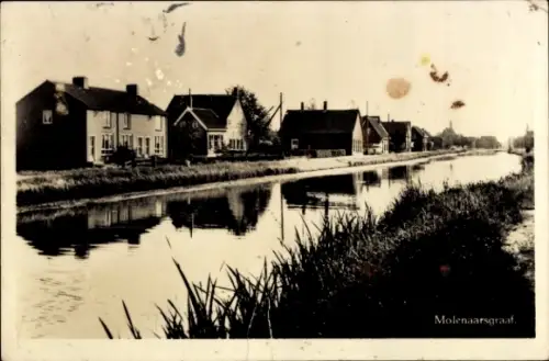 Ak Molenaarsgraaf Molenwaard Südholland Niederlande, Schmale Häuser am Kanal, ruhige Wasseroberfl