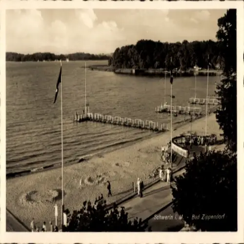 Ak Zippendorf Schwerin in Mecklenburg, Strandansicht, Steg im Wasser, Bäume, Sonnenschein, Mensch
