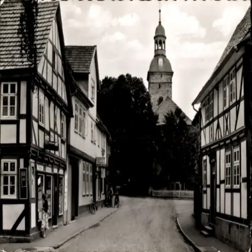 Ak Hedemünden Hann. Münden im Werratal, Langstraße mit Kirche, Fachwerkhäuser, ruhige Straße
