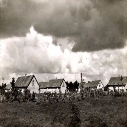 Ak Schneverdingen in der Lüneburger Heide, Feriendorf, mehrere Häuser und Wolken am Himmel